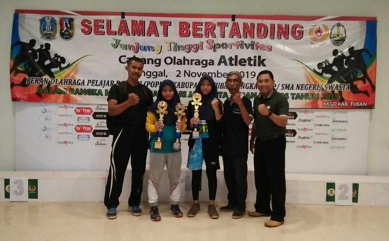 Pekan Olahraga Pelajar Daerah (POPDA) dilaksanakan tanggal 21 Oktober 2019 sampai 2 November 2019. Dilihat dari namanya, sudah jelas jika yang mengikuti lomba ini adalah pelajar-pelajar di seluruh Tuban, baik tingkat SMP maupun SMA. Kegiatan tersebut dilangsungkan di tempat yang berbeda-beda sesuai dengan jadwal yang telah diberikan. Tempat yang dipakai untuk POPDA ini yaitu Stadion Lokaya, GOR Ranggajaya Anoraga, Stadion Bumi Wali dan lapangan futsal Manunggal. Pekan olahraga ini tentunya disambut dengan antusias oleh siswa-siswi SMPN 1 Tuban. Mereka sibuk mempersiapkan diri demi meraih gelar juara pada ajang ini. Bukan hanya siswa saja yang sibuk, namun juga para pelatih dan pembina masing-masing cabang yang diikuti oleh SMPN 1 Tuban. Usaha mereka tak sia-sia. Hal Itu terbukti dengan banyaknya piala yang dipersembahkan untuk sekolah. Piala-piala tersebut bertuliskan beberapa nama cabang olahraga yaitu: juara 1 basket putra yang mendapatkan trophi serta piala bergilir, juara 3 bola basket putri, juara 2 tenis meja putra yang dipersembahkan oleh Rutchie Al Hakim, sedangkan Valda Sari Nurhandini berhasil menyabet juara 2 tenis meja putri. Tak berhenti sampai di sini tim sepak takraw putri berhasil mendapatkan juara 3. Sedangkan juara 3 bulutangkis putri, juara 1 lari 400m putri dan juara 2 lempar lembing putri disumbangkan oleh Amanda Kiani Rahmaraya. Yang terakhir adalah Aulia Intan Mahaardika yang mendapatkan juara 3 lompat tinggi putri. Kepiawaian siswa-siswi SMPN 1 Tuban dalam bidang olahraga memang sudah tidak bisa diragukan lagi. Beberapa siswa bukan hanya mahir dalam satu cabang olahraga, namun lebih dari satu. Contohnya adalah Amanda Kiani Rahmaraya dari kelas 9D, yang berhasil mmeberikan 3 piala sekaligus untuk sekolah dalam ajang POPDA tahun ini. Tentunya prestasi-prestasi membanggakan ini mengharumkan nama SMP Negeri 1 Tuban. Selain itu harapan ke depannya, siswa-siswi SMP Negeri 1 Tuban mampu kembali melahirkan prestasi-prestasi gemilang lebih banyak lagi.