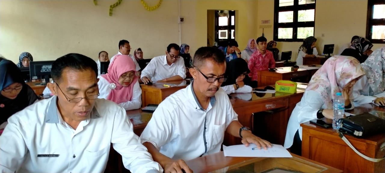 BERSAMAAN DENGAN GLADI BERSIH UNBK, GURU KERJAKAN SOAL AKM